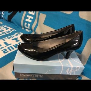 Life Stride Patent Leather Pumps